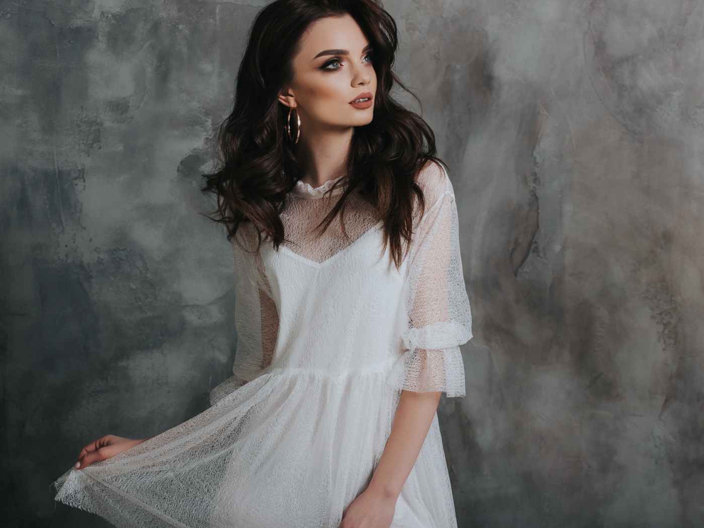 Красивая романтическая девушка брюнетка в белом платье