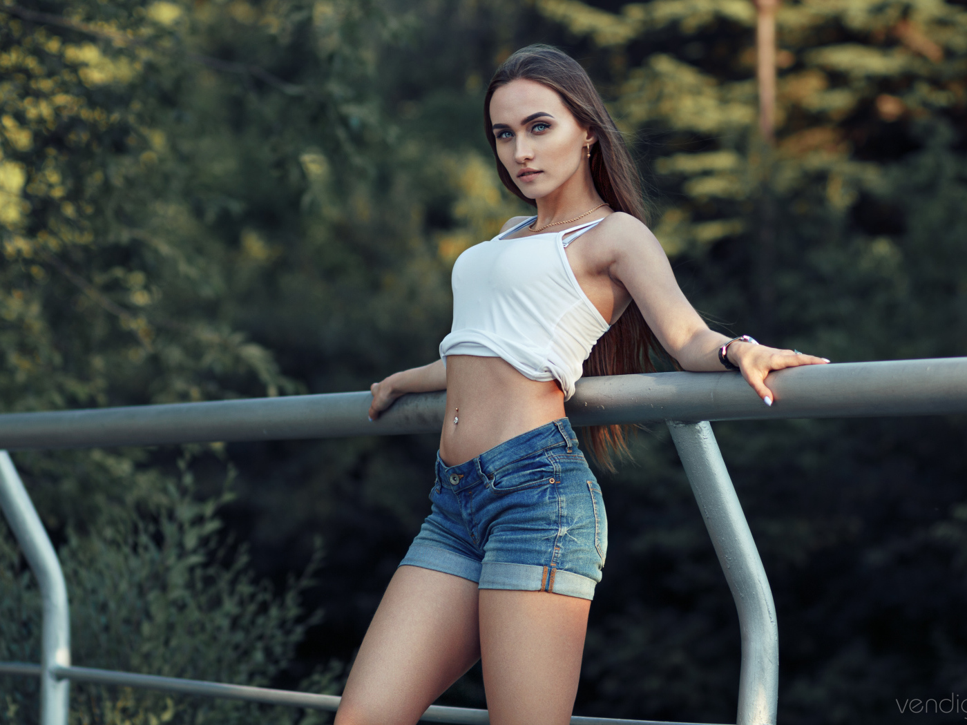 Красивая стройная девушка в джинсовых шортах