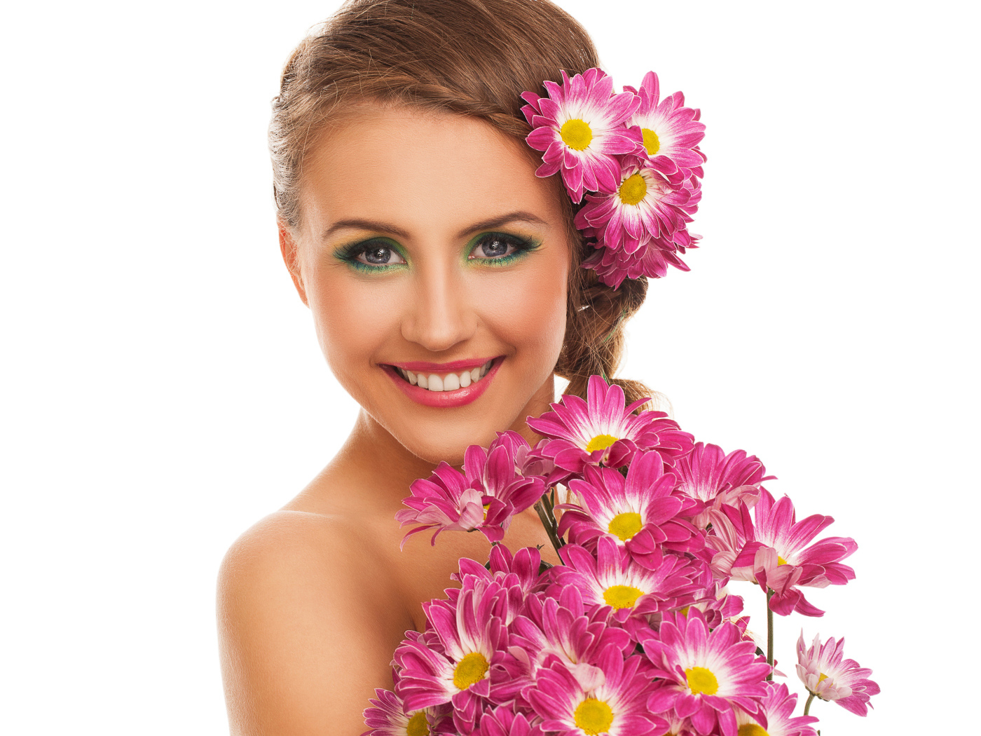 Красивая улыбающаяся девушка с букетом хризантем на белом фоне