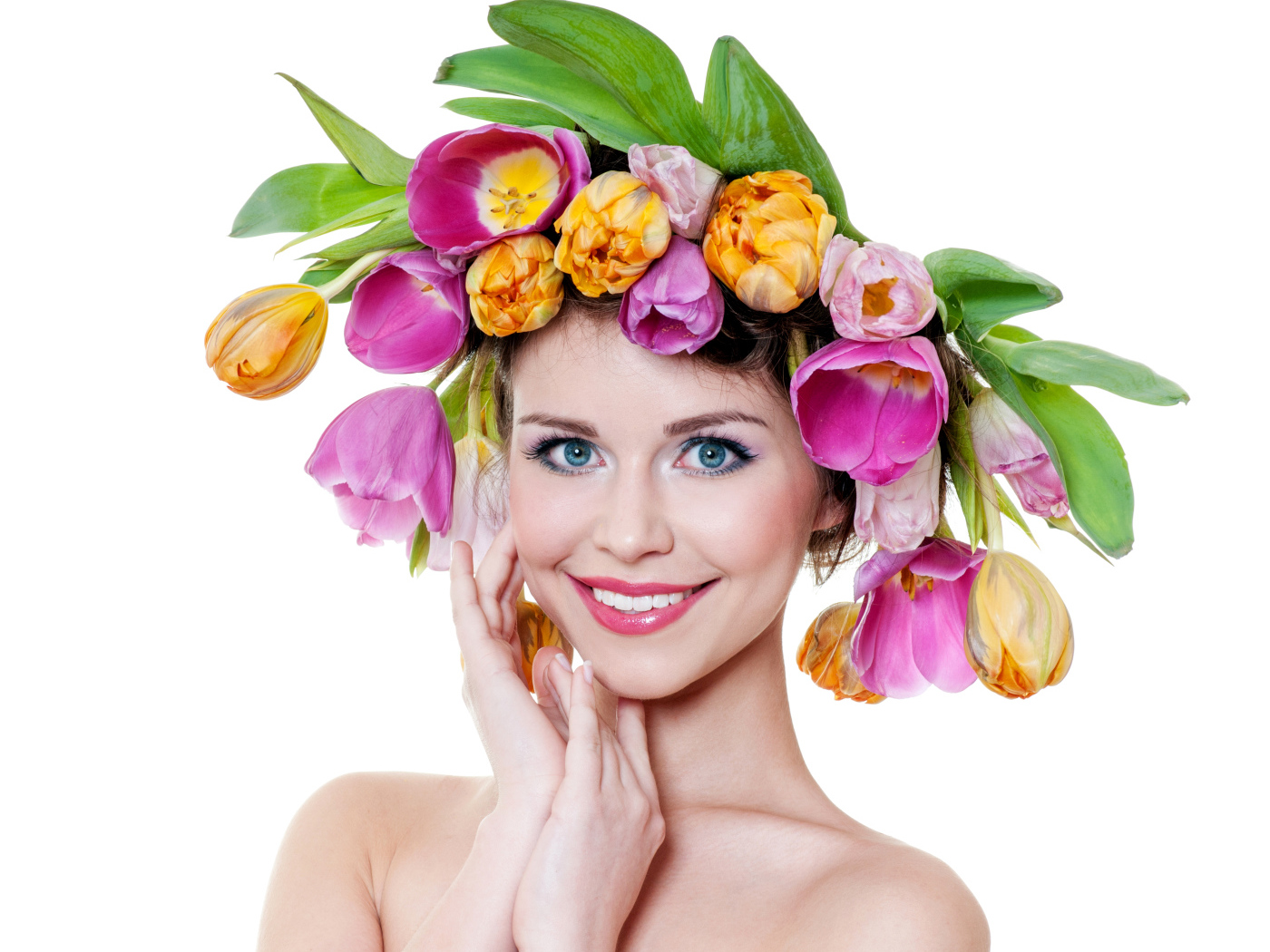 Красивая улыбающаяся девушка с венком со свежих тюльпанов на голове