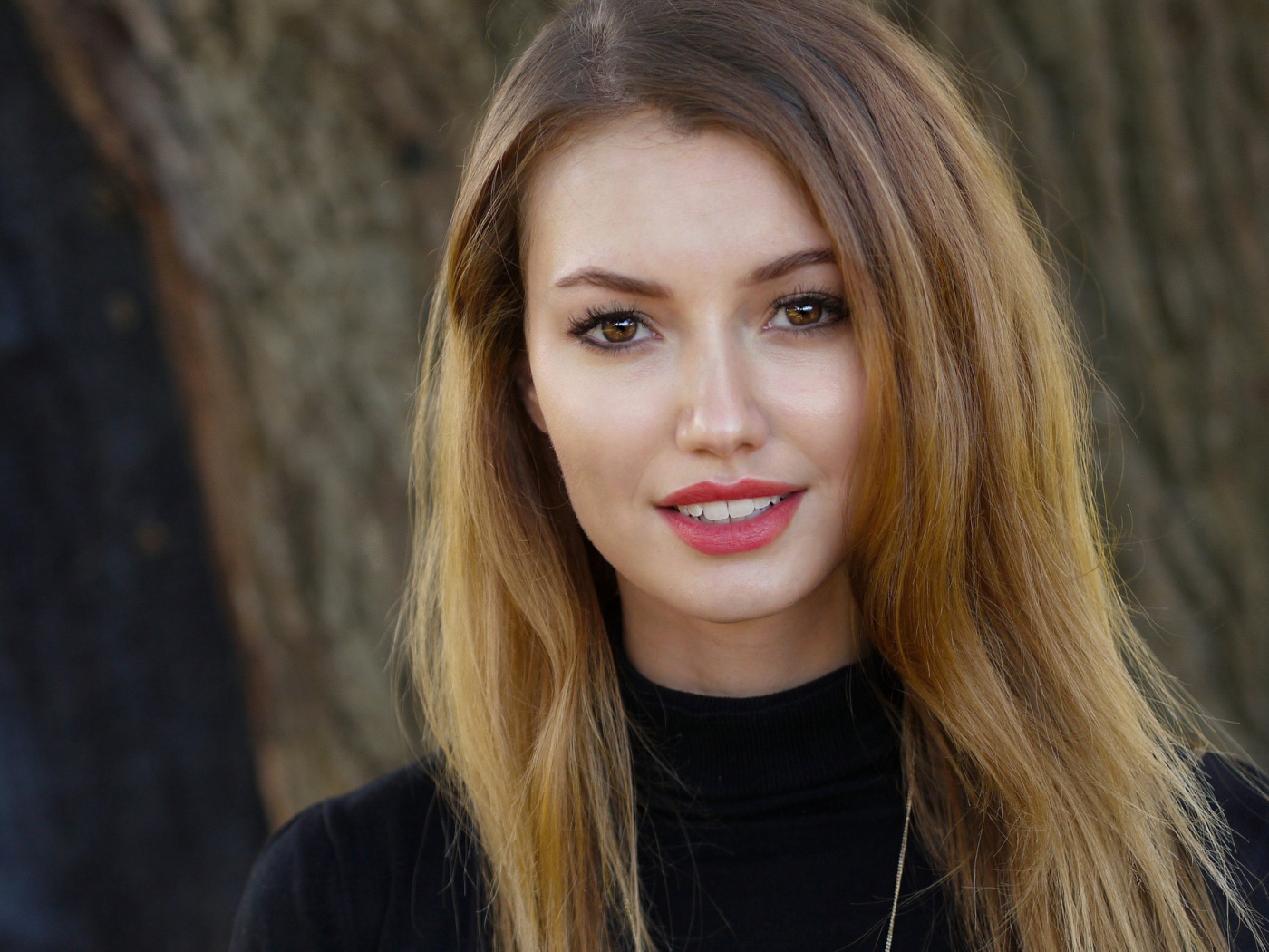 Красивая улыбающаяся девушка с карими глазами 