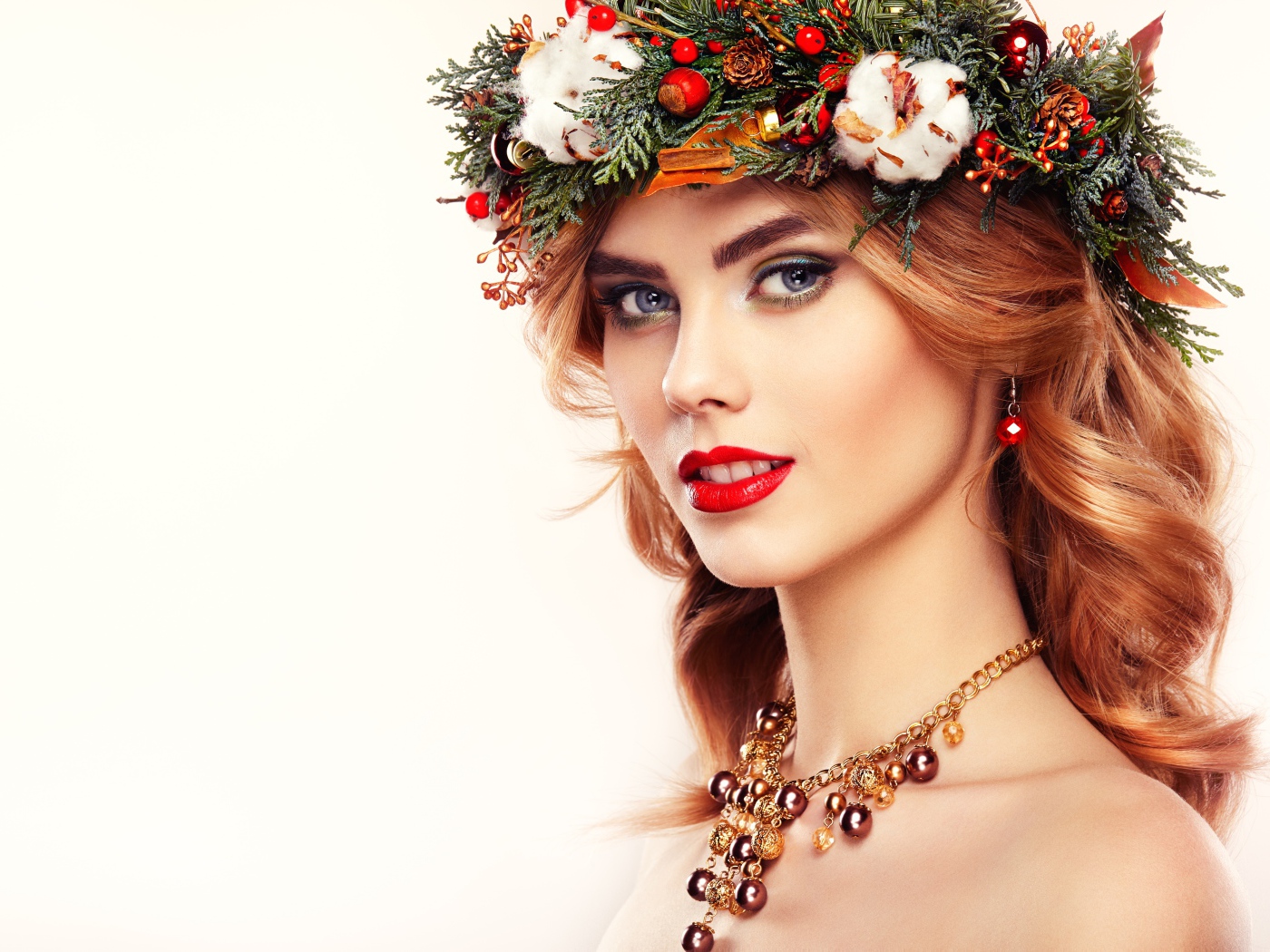 Красивая молодая девушка с венком на голове и красивыми украшениями