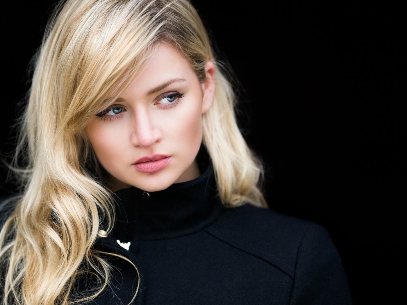 Девушка блондинка в черном пальто 