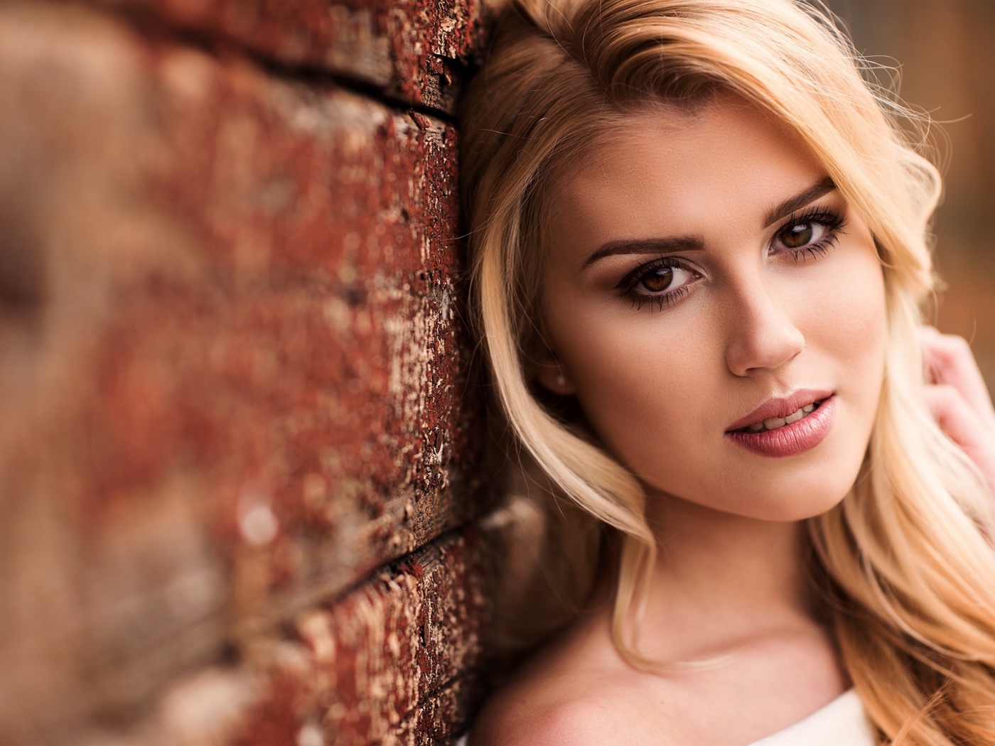 Девушка блондинка с карими глазами 