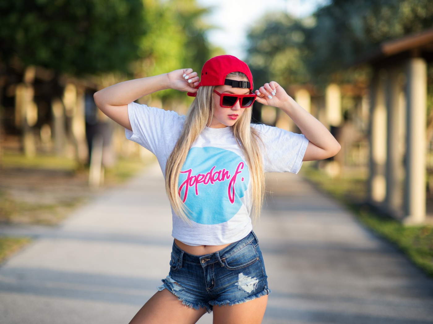 Девушка блондинка в красной кепке и очках 