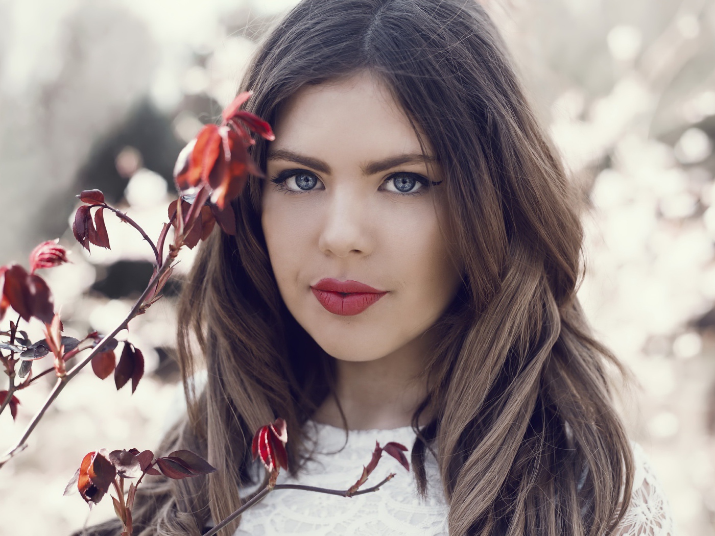 Голубоглазая красивая девушка брюнетка с красными губами