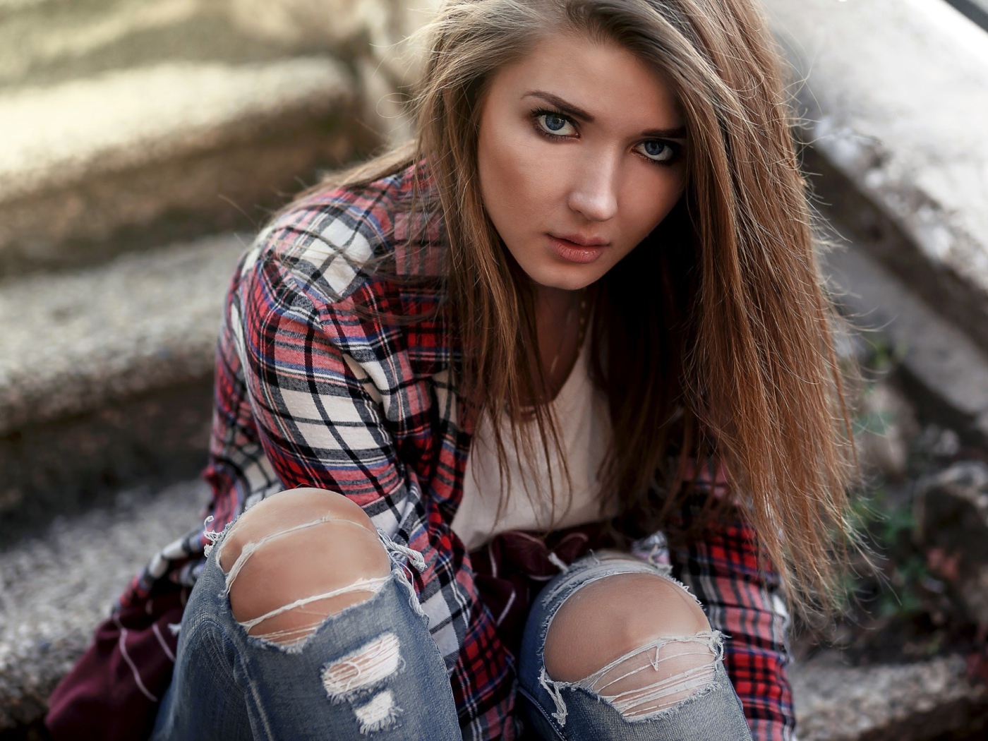 Голубоглазая девушка брюнетка в модных джинсах 