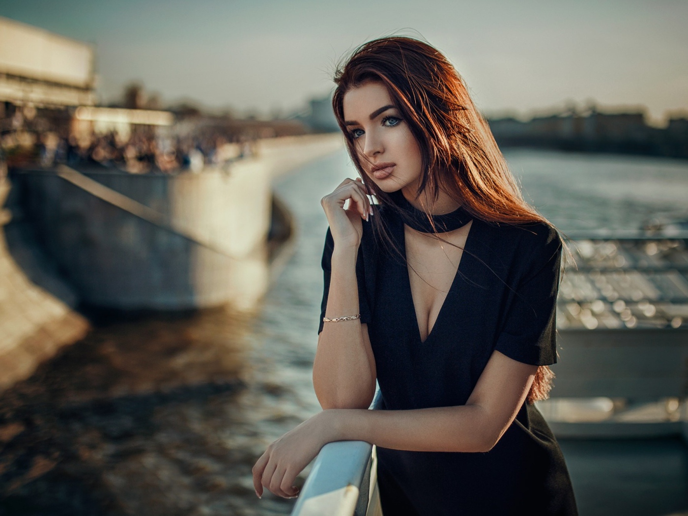 Голубоглазая девушка брюнетка в черном платье у воды 