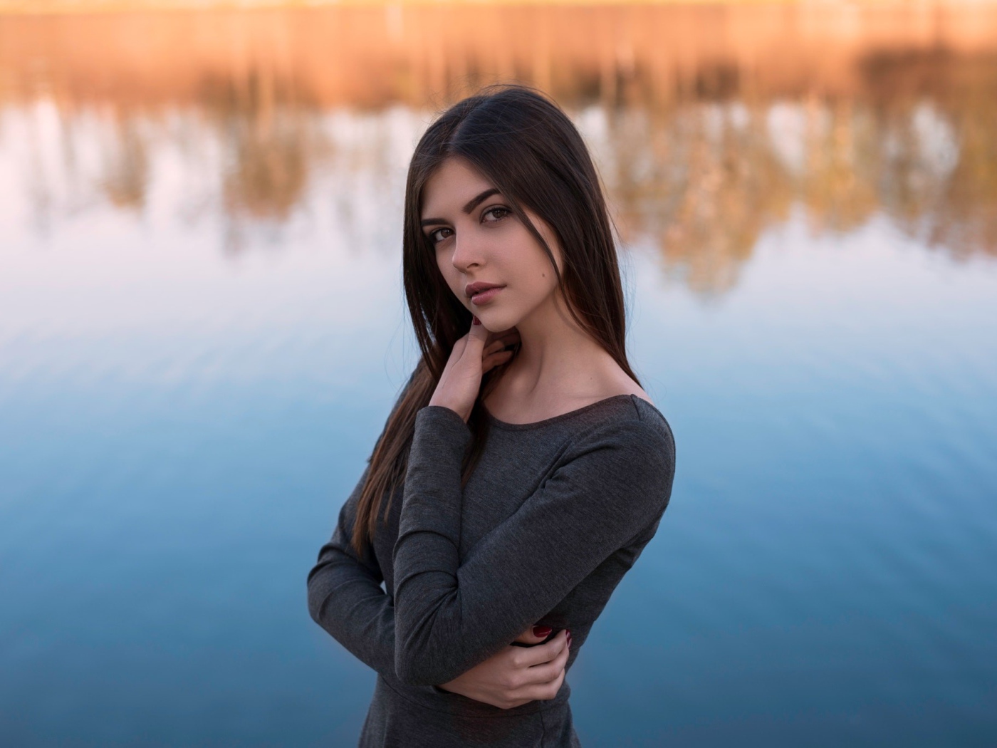 Кареглазая девушка брюнетка у водоема 