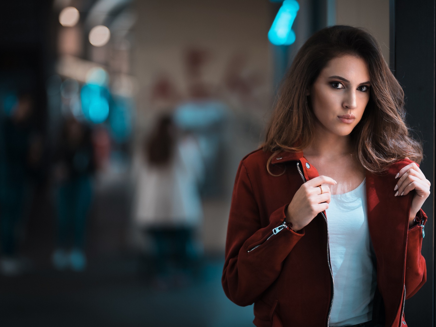 Кареглазая длинноволосая девушка брюнетка в красной куртке