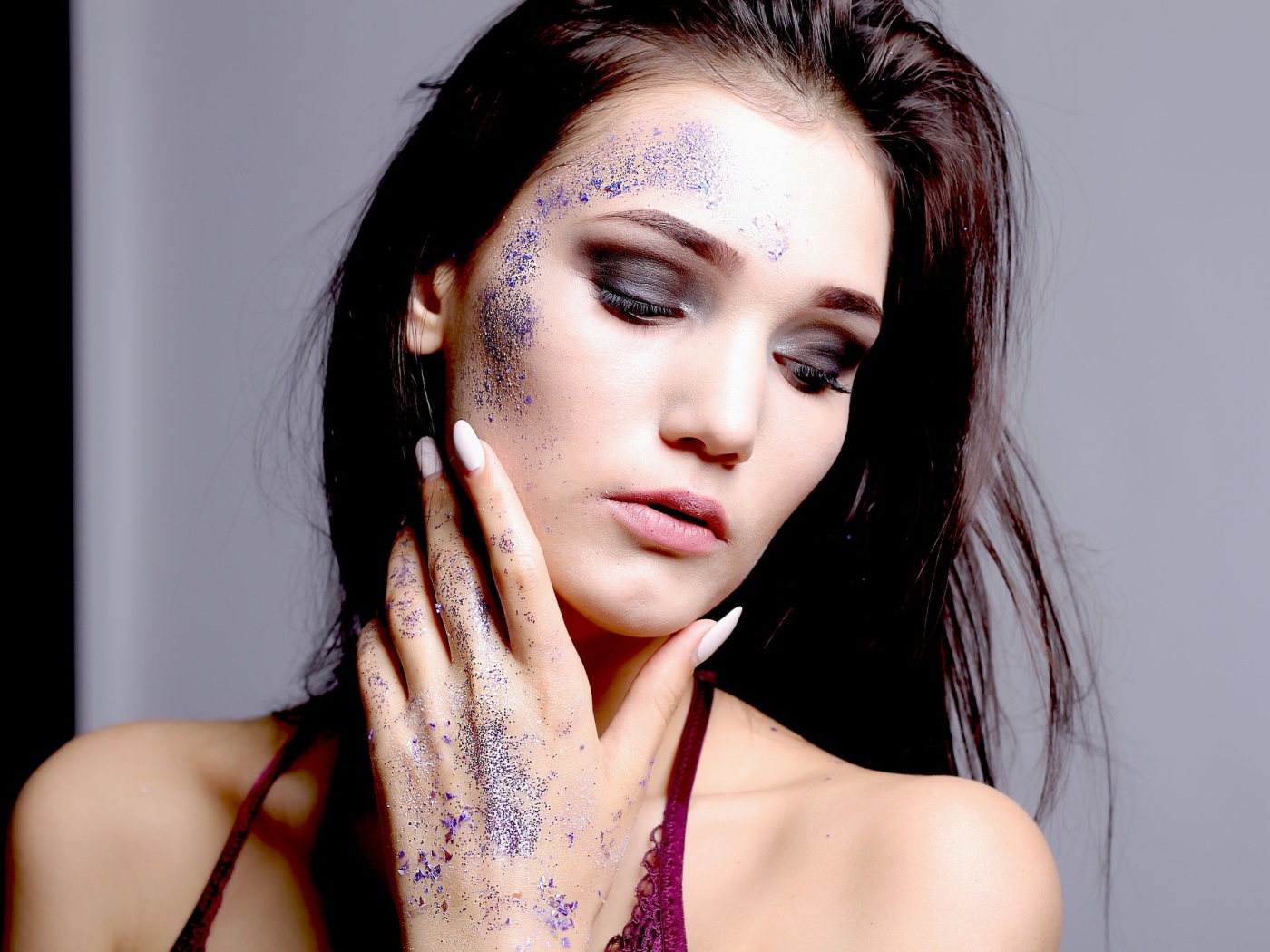 Брюнетка с блестками на лице 