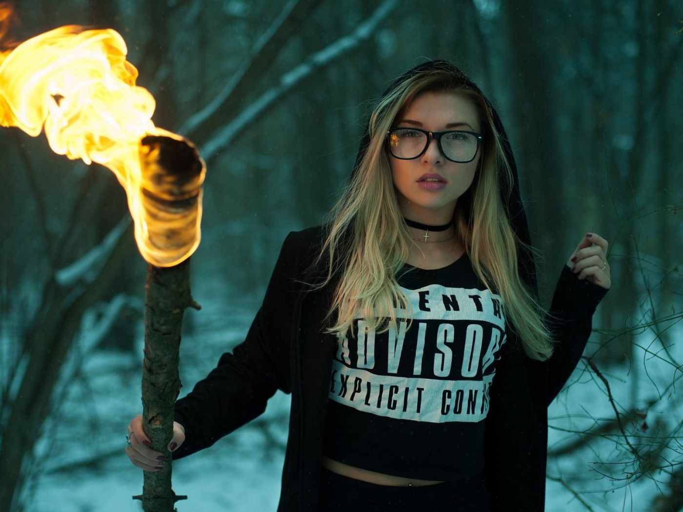 Девушка блондинка с факелом в руках 