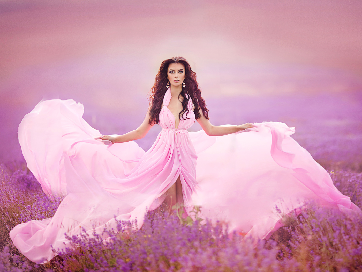 Девушка в красивом розовом платье на лавандовом поле