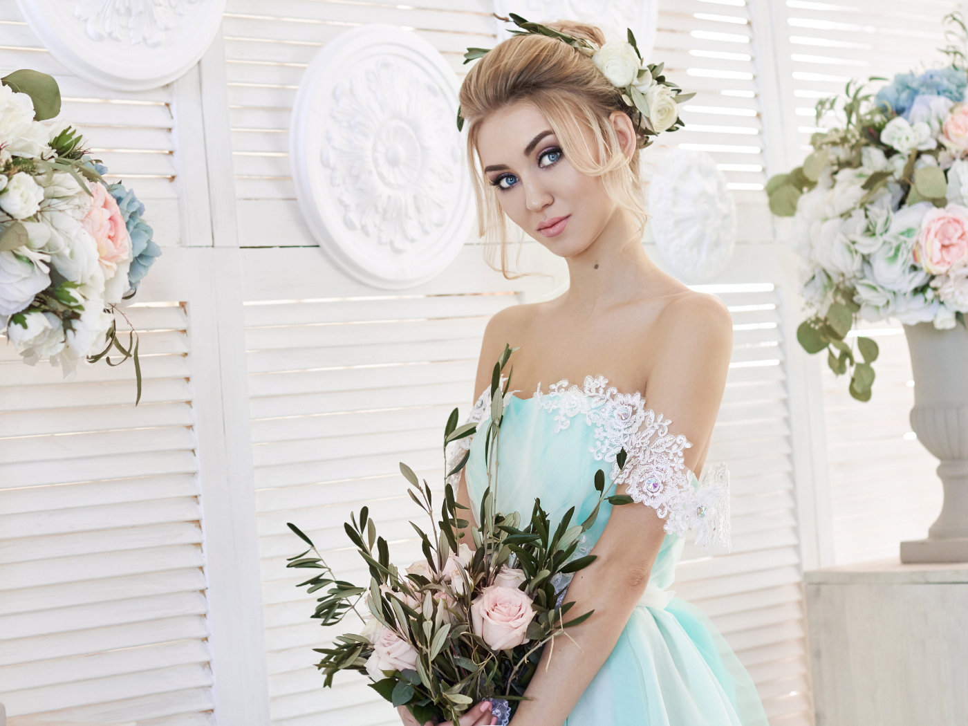 Эффектный взгляд голубоглазой блондинки в красивом платье с букетом цветов