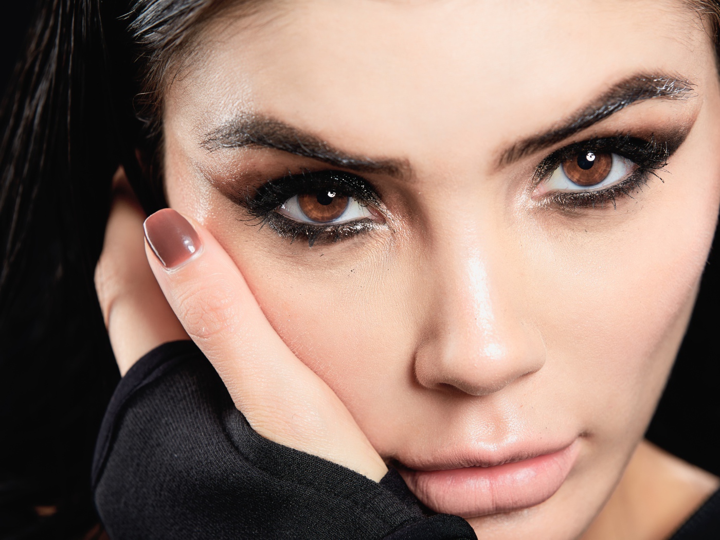 Лицо молодой девушки с выразительными глазами