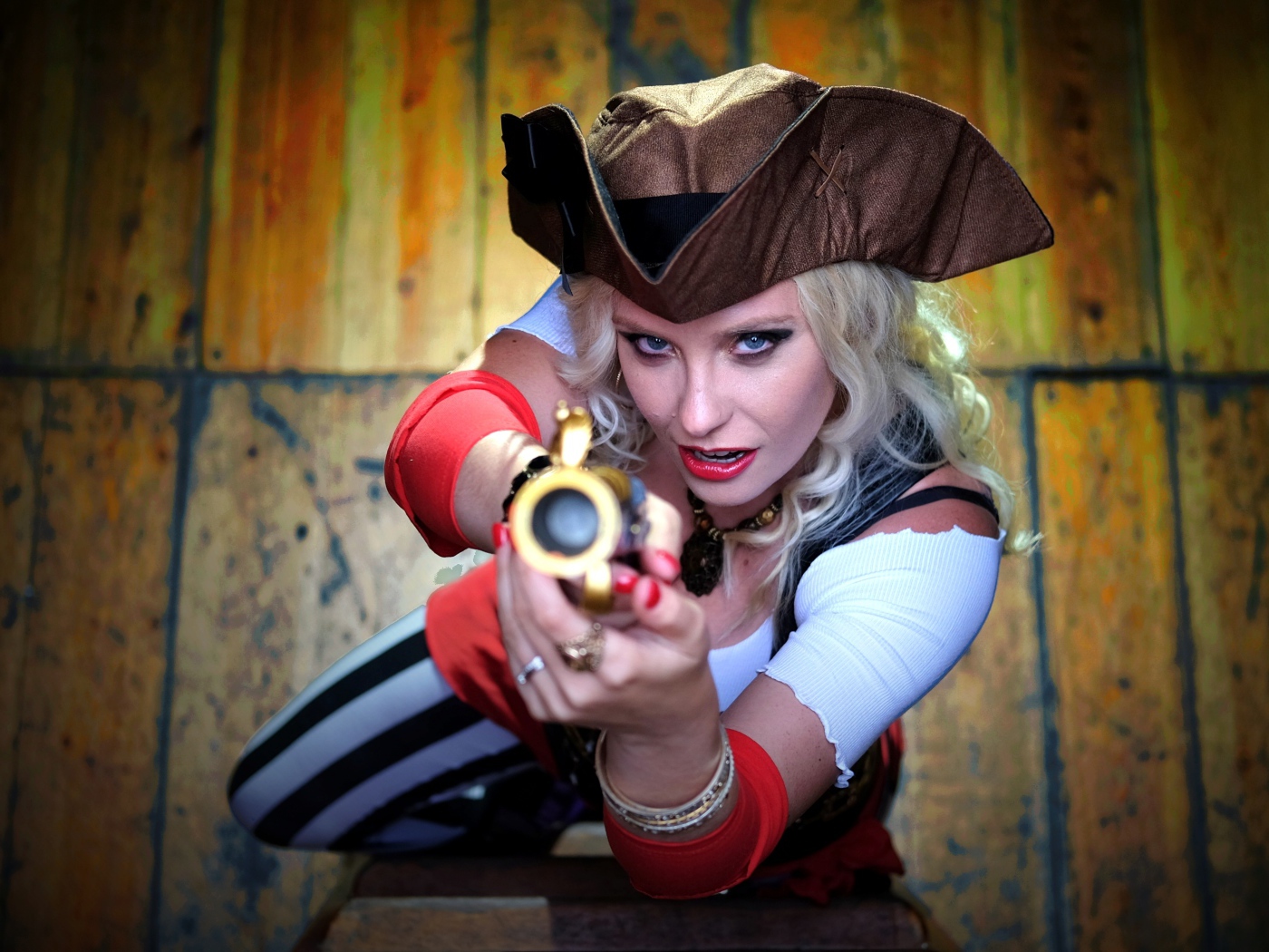 Молодая голубоглазая девушка в костюме пирата