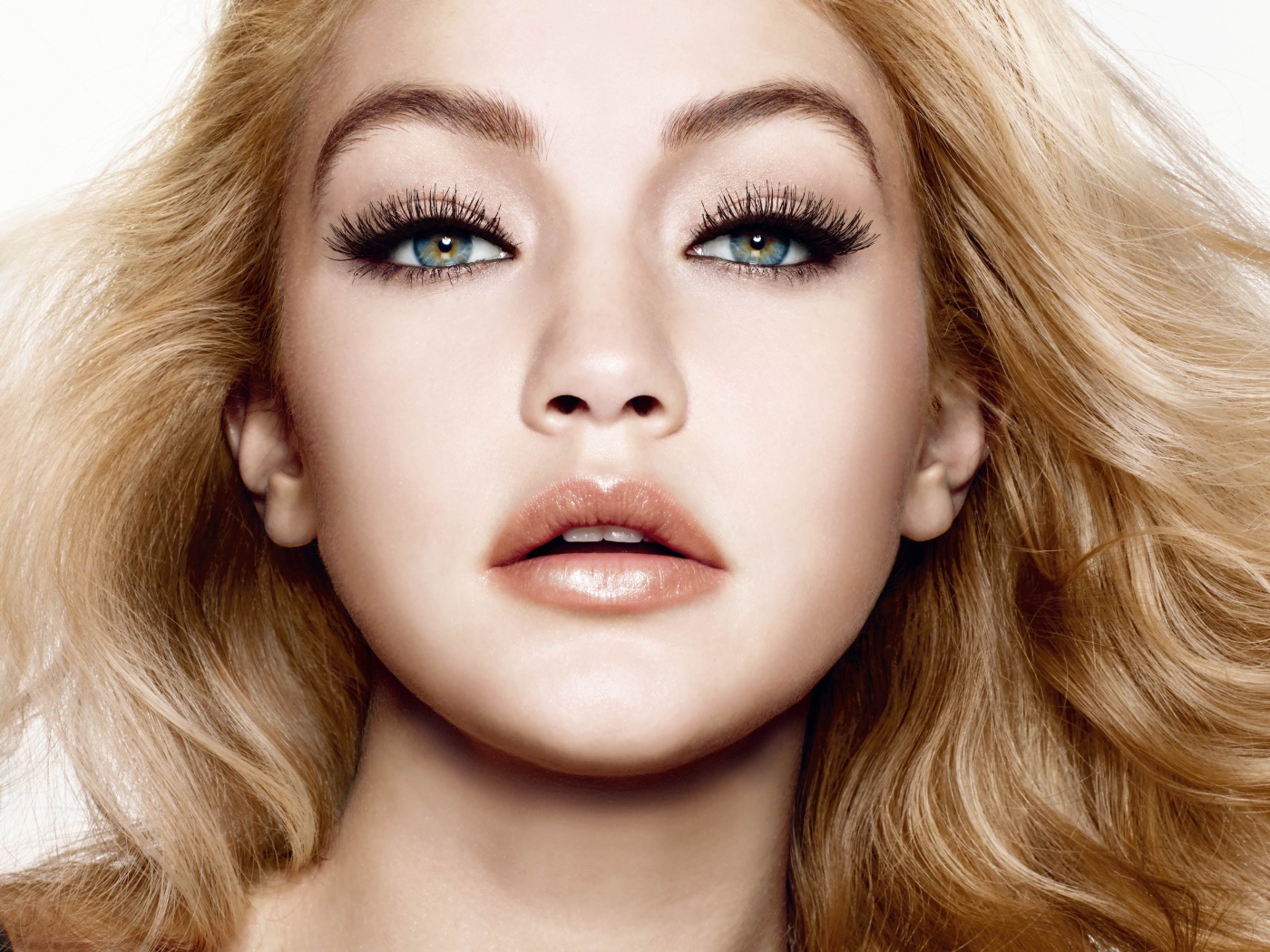Красивая голубоглазая девушка модель Джиджи Хадид
