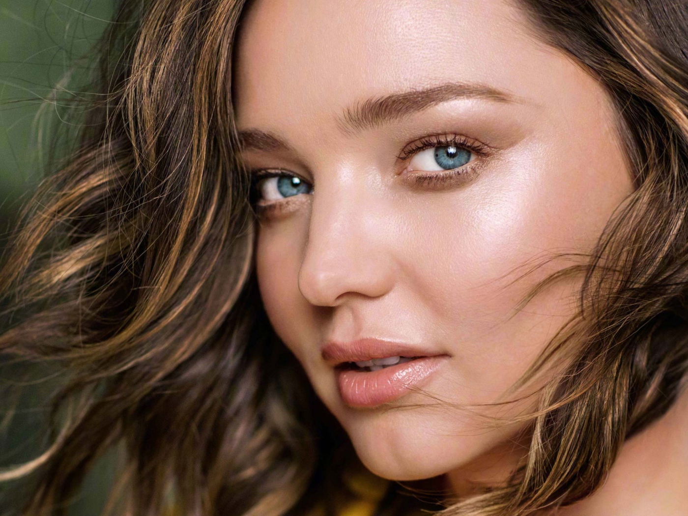 Красивая голубоглазая девушка модель Миранда Керр
