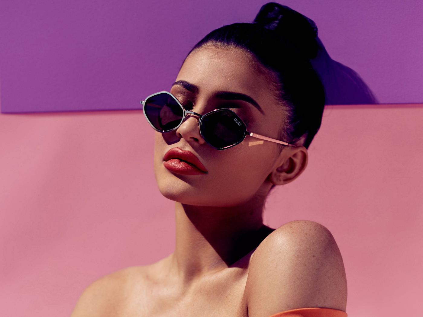 Красивая молодая девушка модель Кайли Дженнер в черных очках