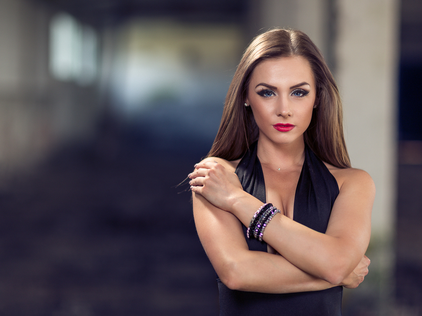 Голубоглазая девушка модель с красивым макияжем