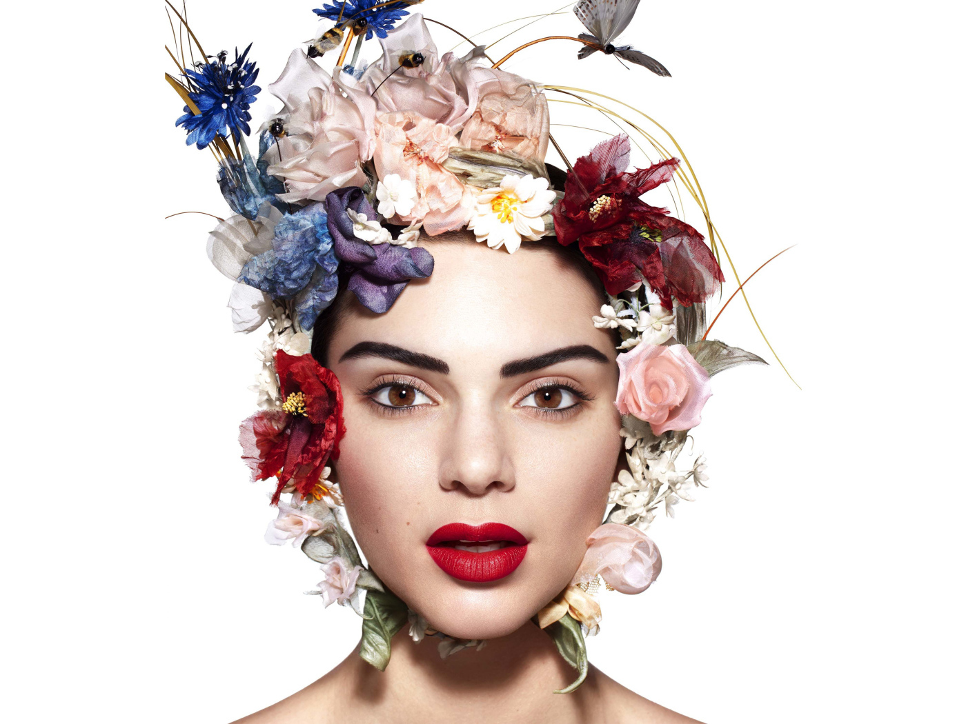 Девушка модель Кендалл Дженнер с цветами на голове