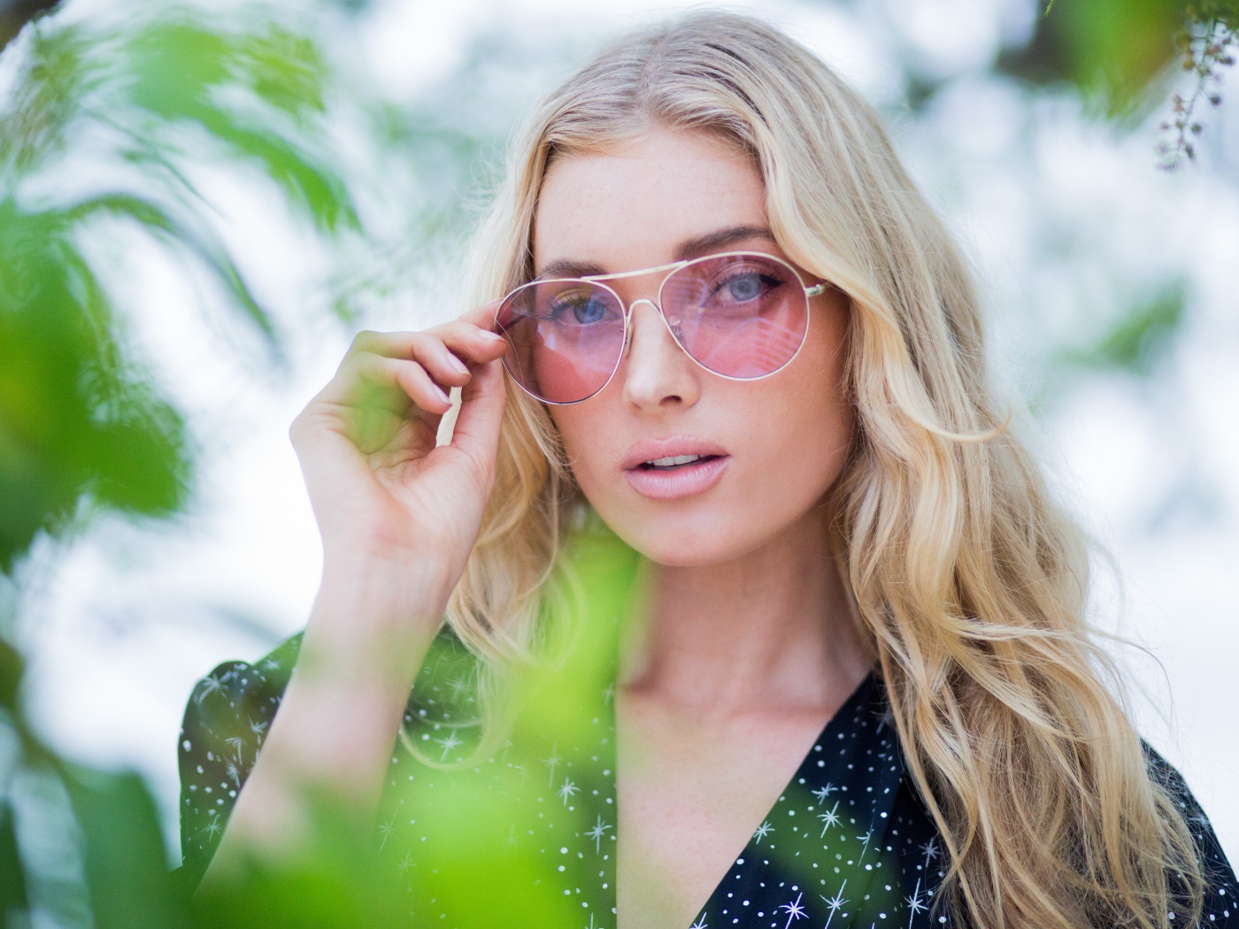 Стильная блондинка модель Эльза Хоск в солнечных очках