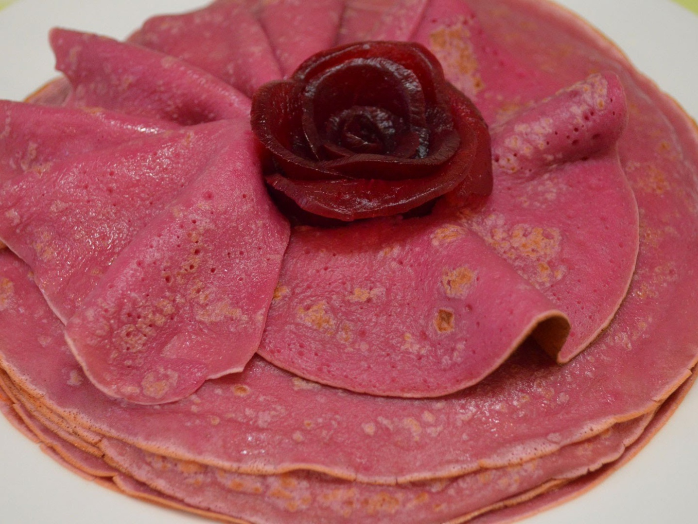 Красивые свекольные блины угощение на Масленицу 