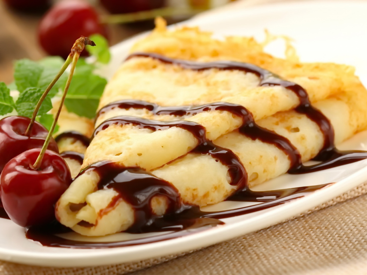 Изысканные блинчики с шоколадом и вишней на Масленицу 