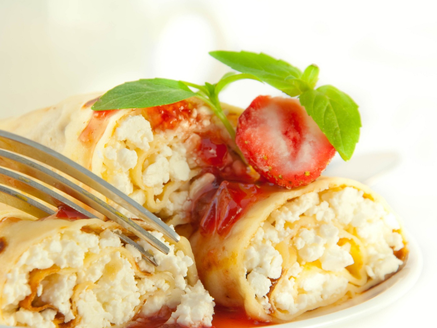 Ароматные блинчики с творогом и клубникой 