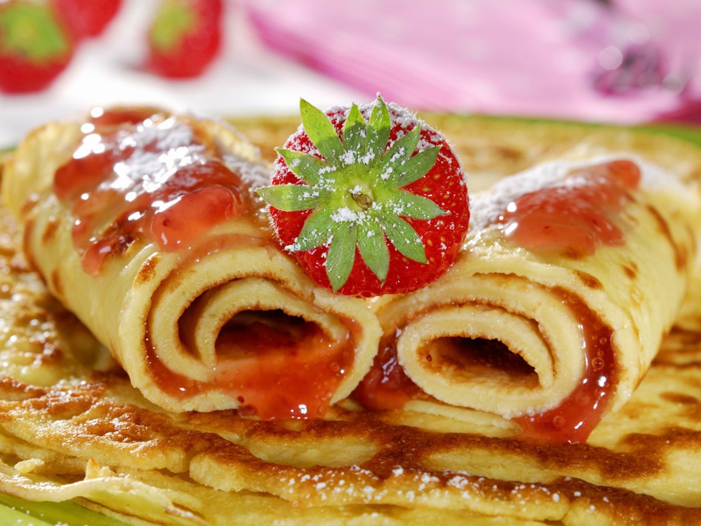 Блины с джемом и клубникой на Масленицу 