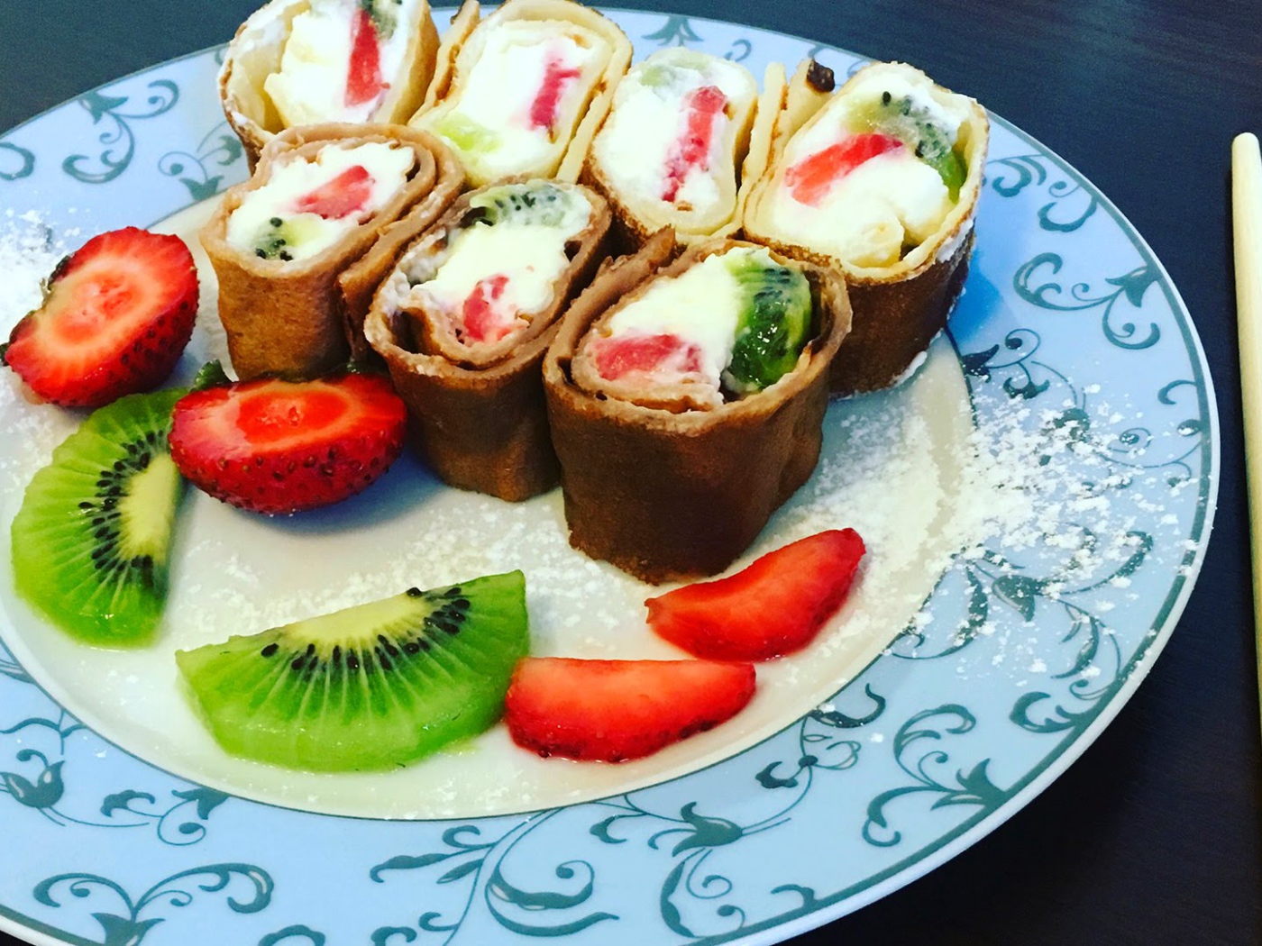 Роллы из блинов с ягодами на Масленицу 