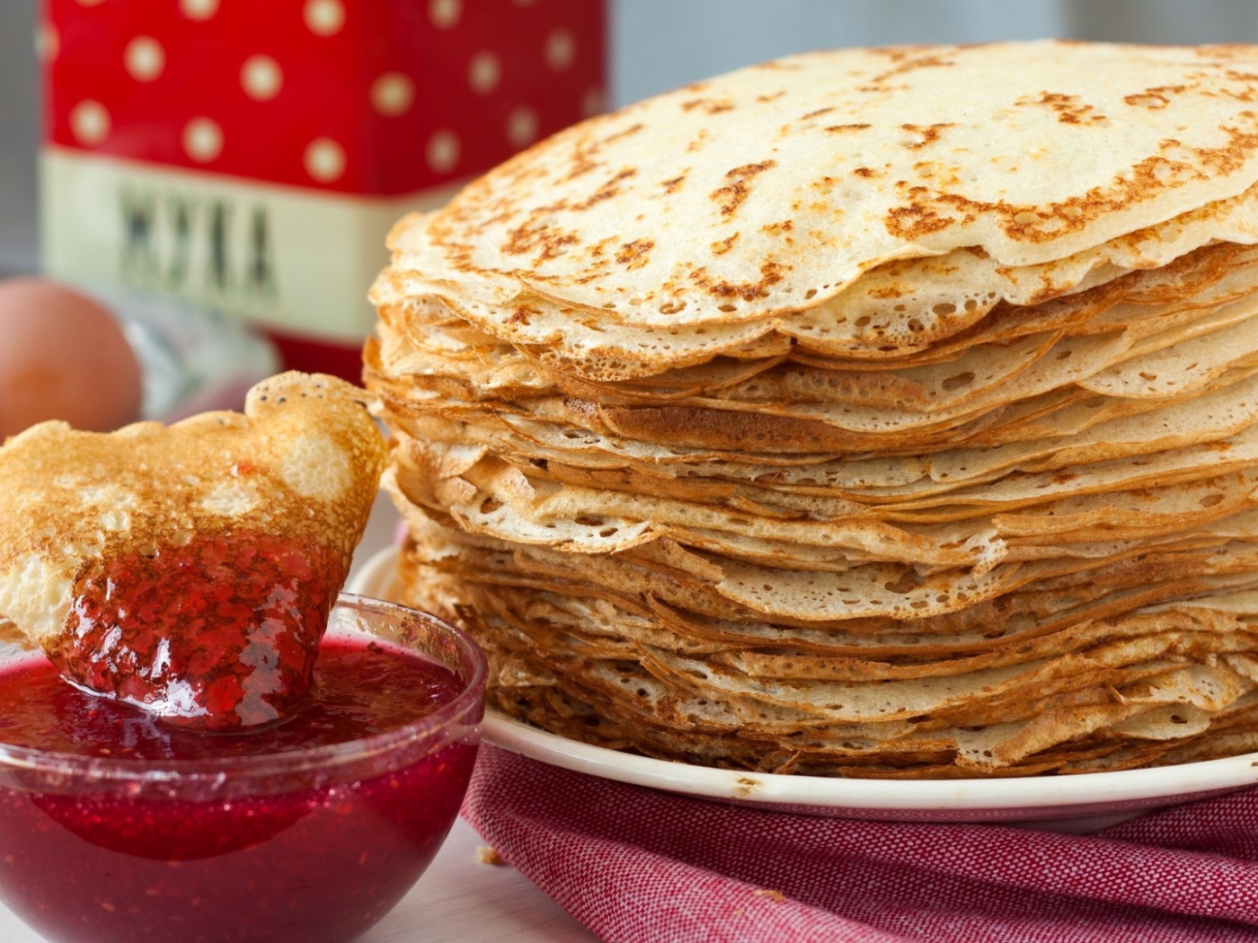 Тонкие блины с джемом на Масленицу 2017 