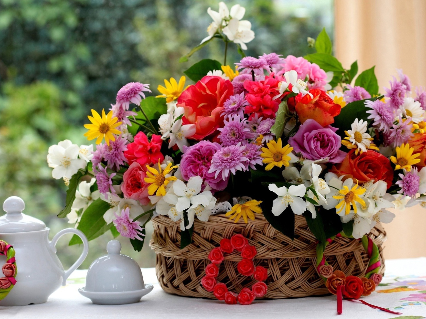 Корзина цветов подарок на 8 Марта