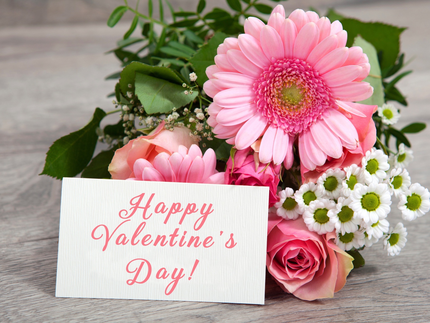 Букет розовых гербер с розами и ромашками с открыткой на День Святого Валентина