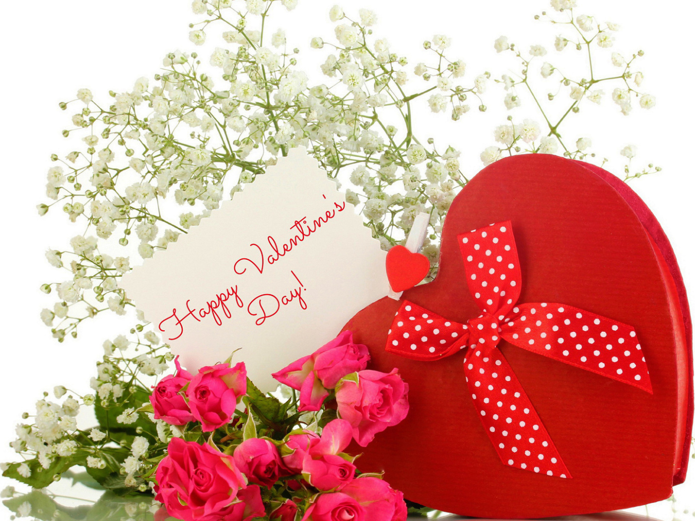 Коробка в виде сердца и нежные цветы на День Святого Валентина 