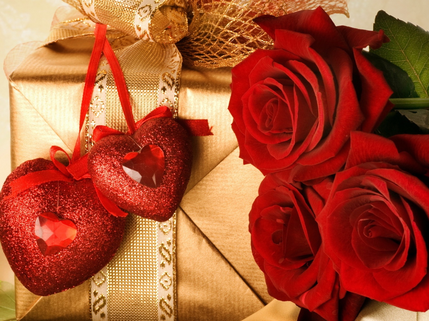 Красные розы и подарок ко Дню Святого Валентина 