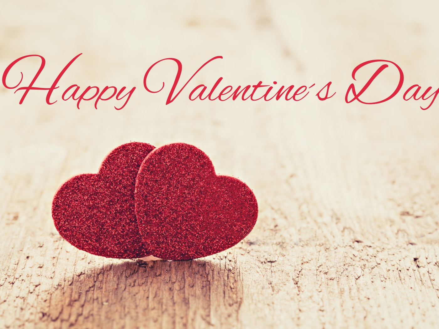 Два красных сердца на фоне надписи С Днем Святого Валентина