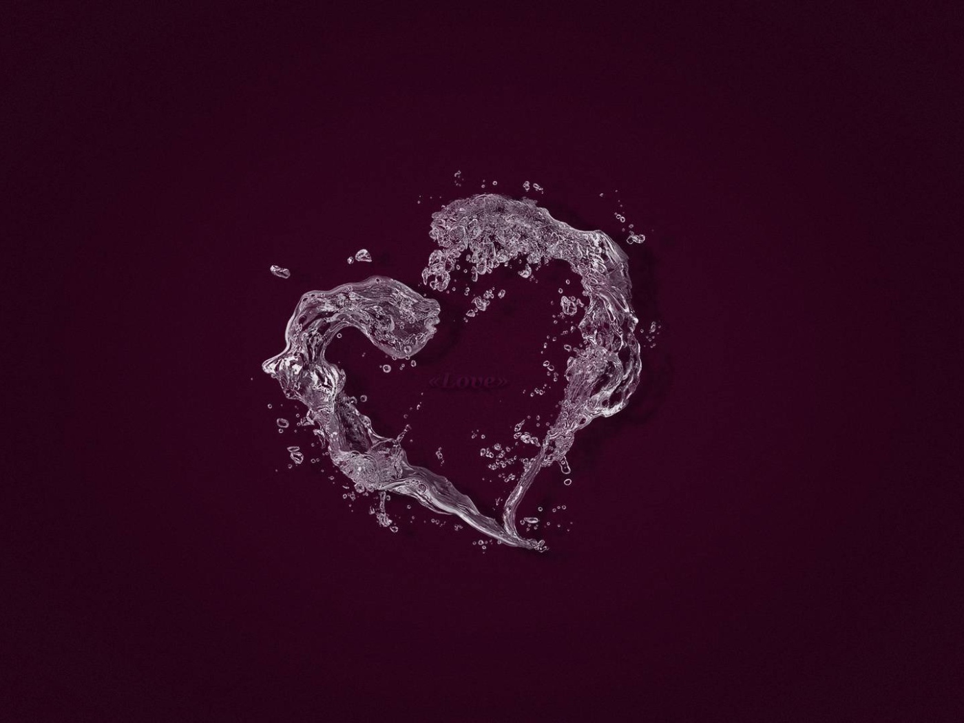 Сердце из воды на фиолетовом фоне 