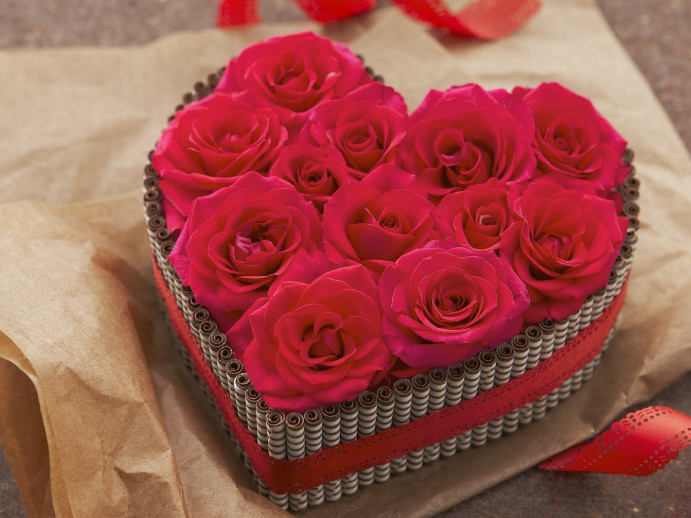 Большая коробка в форме сердца с красными розами внутри