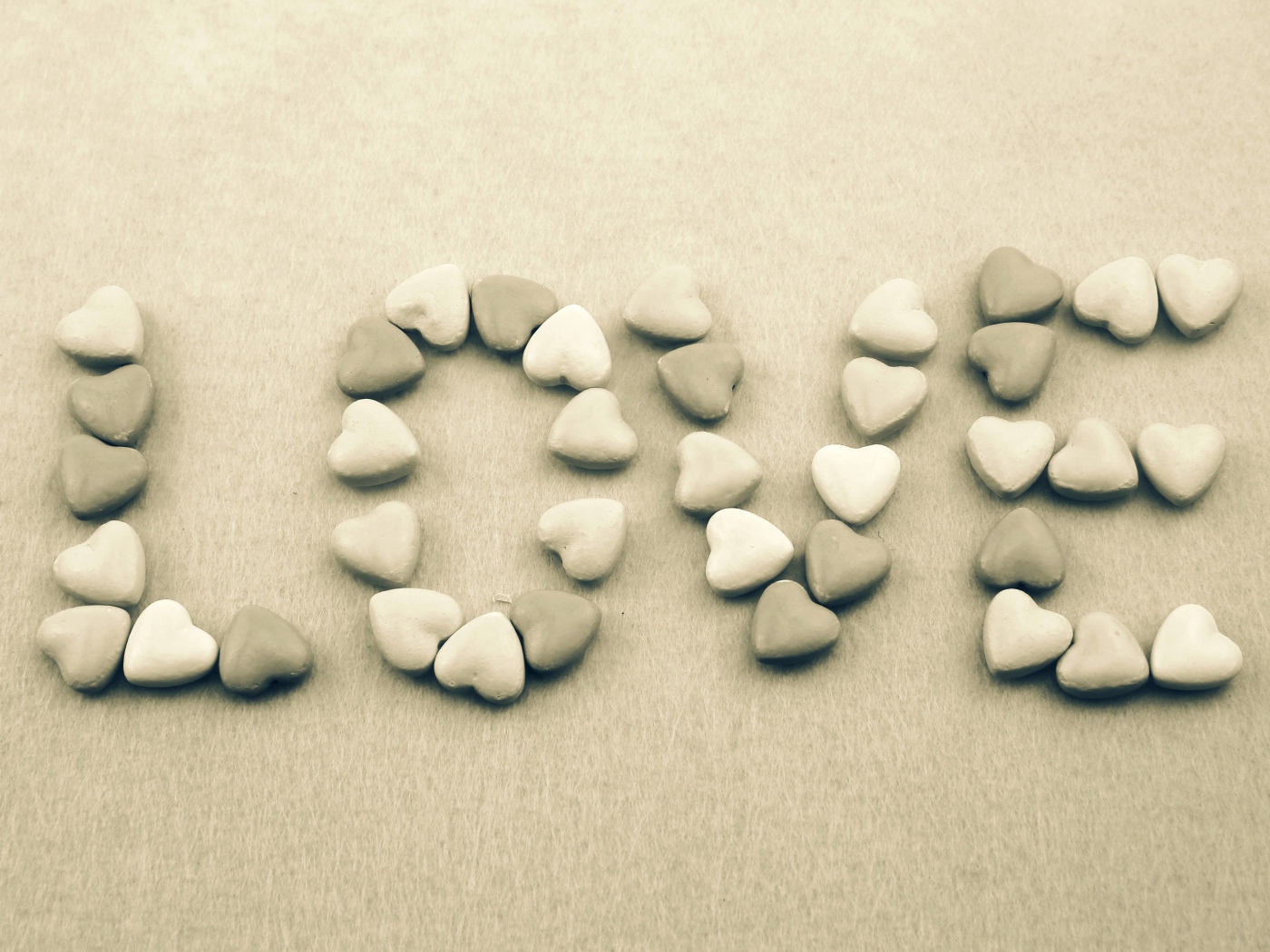 Надпись Любовь из камней в форме сердца