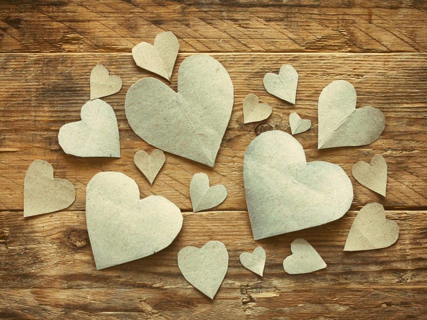 Бумажные сердечки на деревянном столе