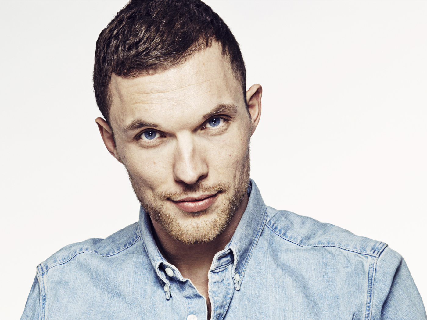 Красивый голубоглазый актер Эд Скрейн фото на белом фоне