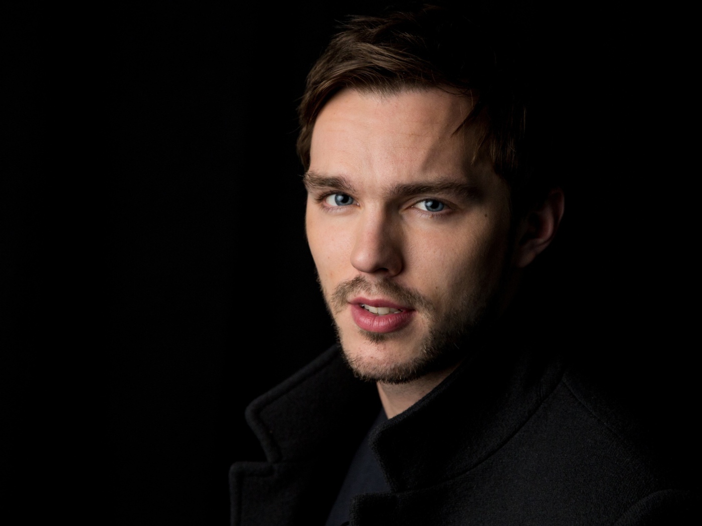 Красивый молодой актер Николас Холт 