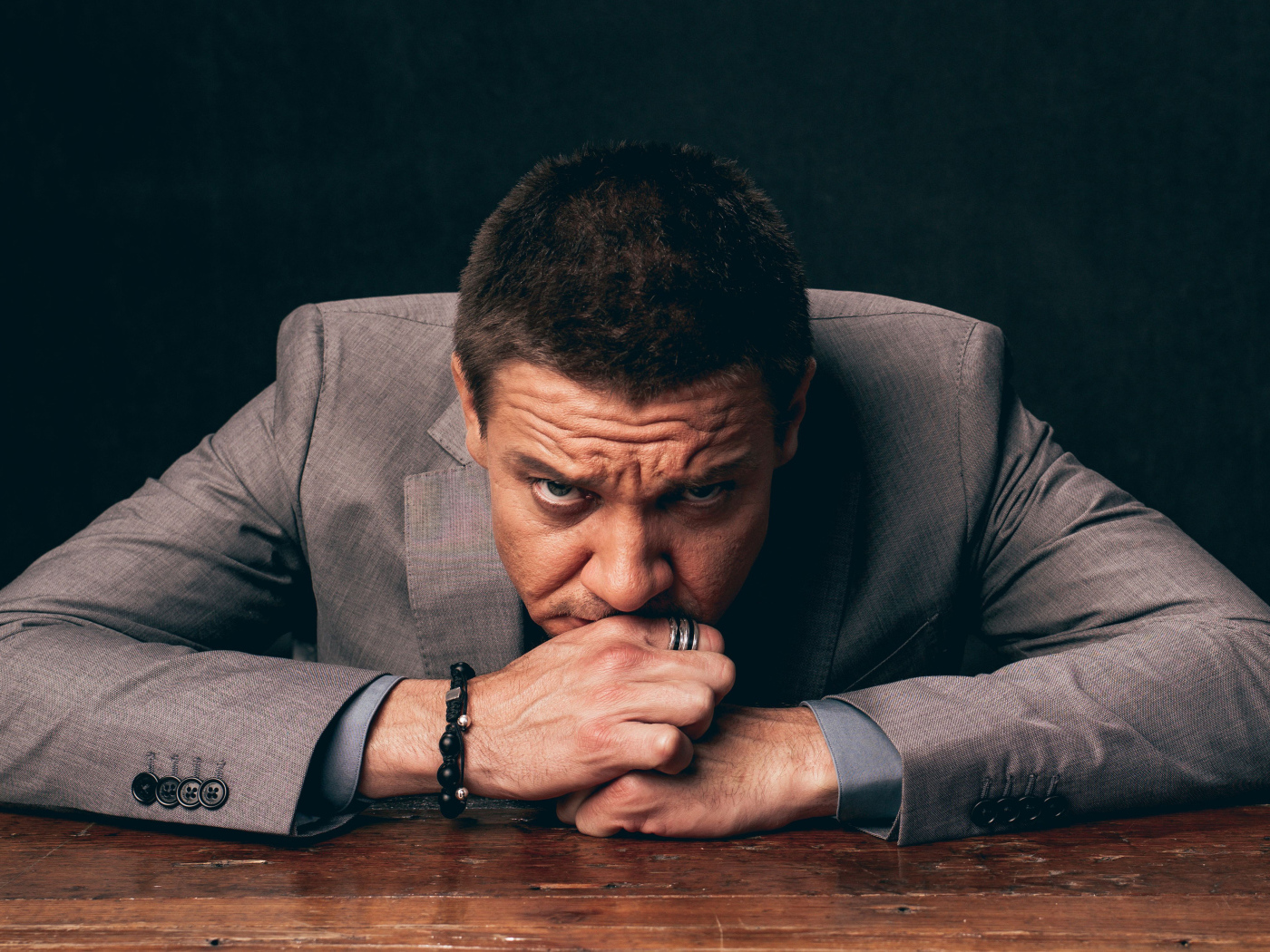 Серьезный актер Джереми Реннер 