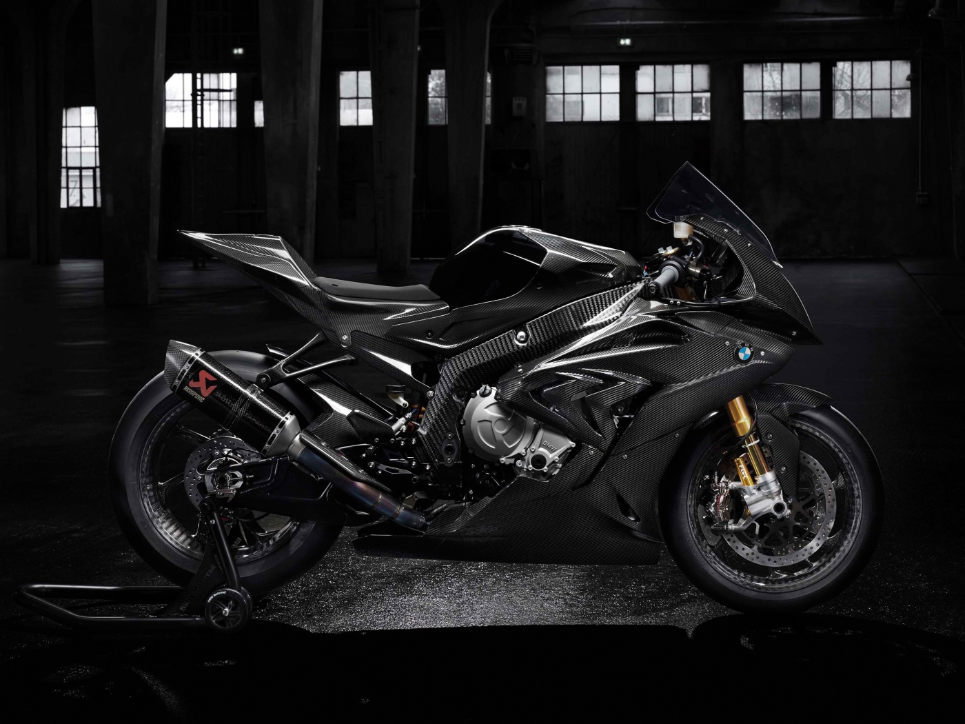 Черный мотоцикл BMW HP4 Race, 2018 