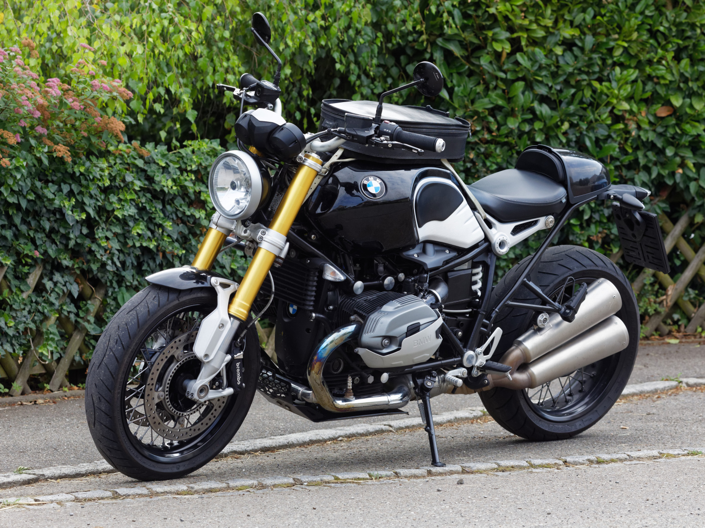 Черный мотоцикл BMW R nineT