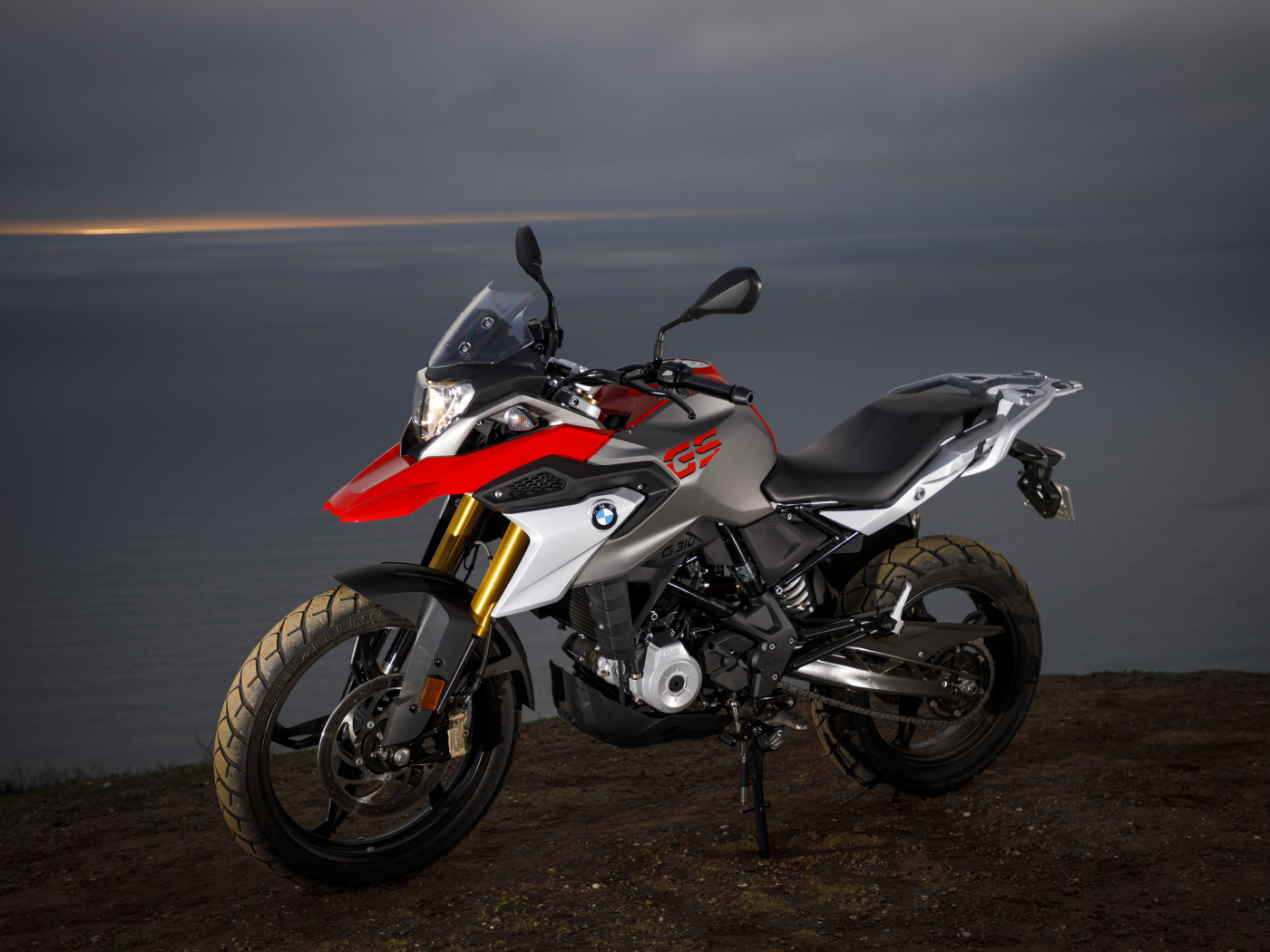 Мотоцикл BMW G 310 GS, 2017  на фоне горизонта