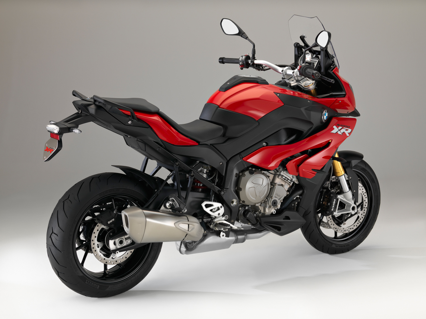 Красный мотоцикл BMW  S 1000 XR на сером фоне