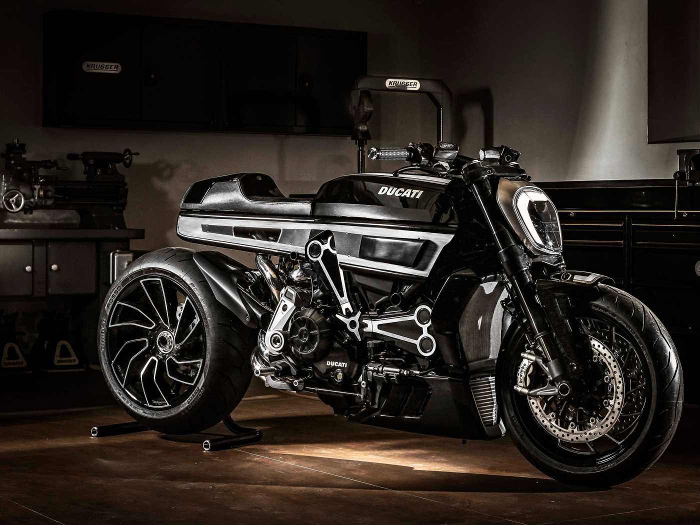 Большой черный мотоцикл  Ducati