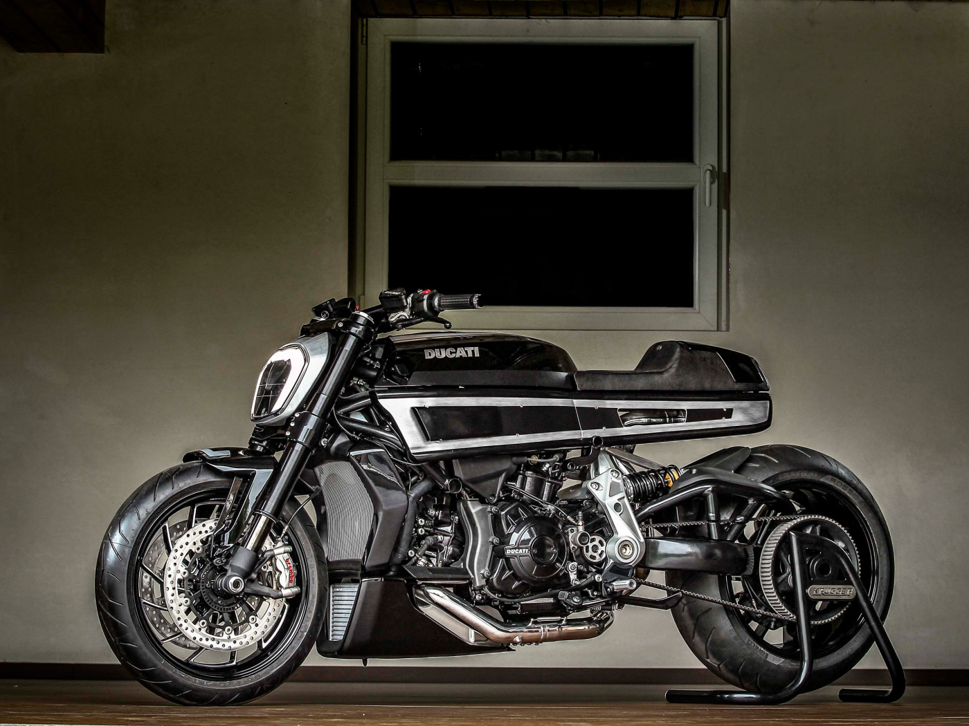 Большой черный мотоцикл Ducati XDiavel